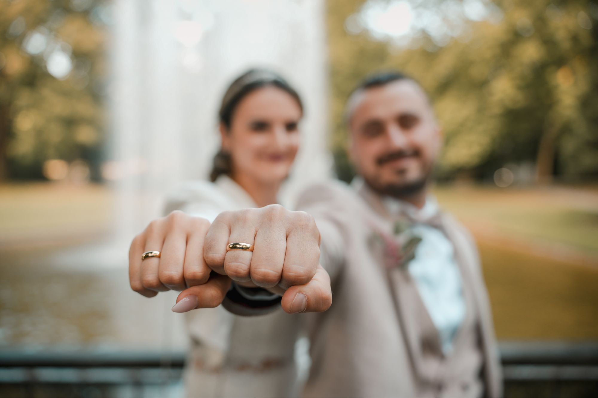 Eheleute zeigen Ihre Ringe