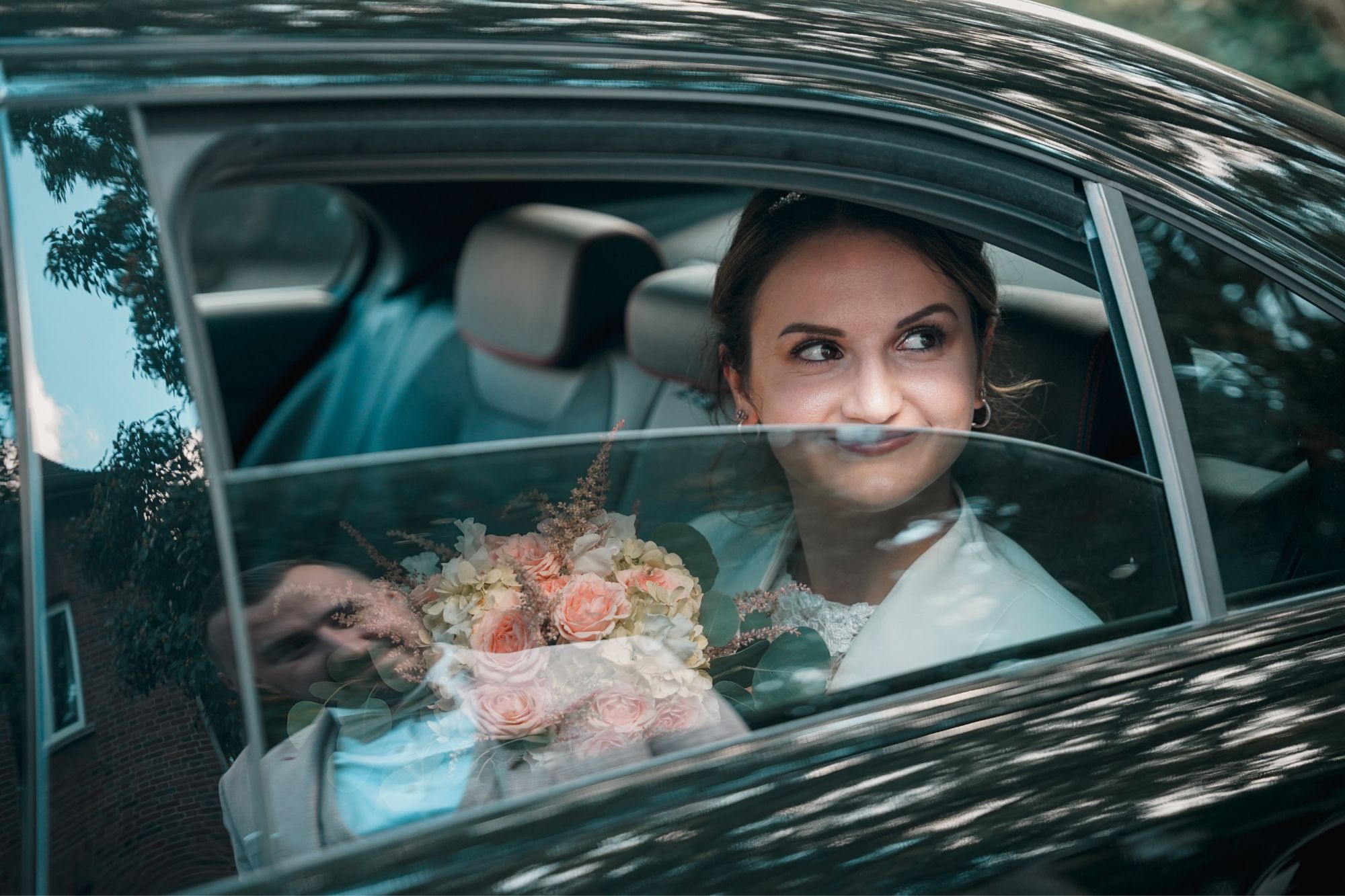 Braut schaut Ihren Mann aus dem Auto an